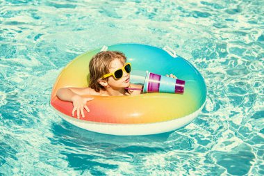 Aquapark 'taki çocuk, yaz tatili. Çocuk bilardoda kokteyl içiyor. Yaz tatili