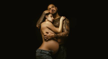 Birbirine aşık, şehvetli aşıklar kucaklaşıp sarılıyorlar.