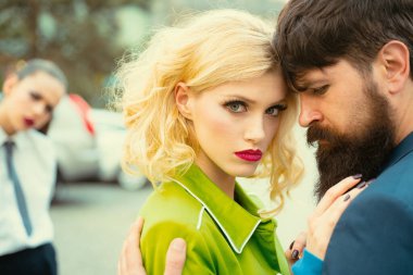 Boşanma sebebi. Saplantılı eski kız arkadaş bir çift için casusluk yapıyor. Sadakatsizlik ve kıskançlık kavramı