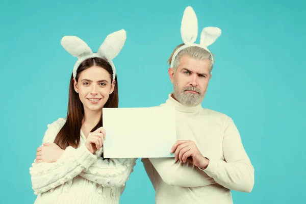 Easter Couple Holding Blank White Board Your Text — Stock Photo, Image
