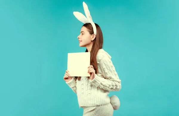 Dziewczyna Stroju Easter Bunny Trzymać Kartkę Niebieskim Tle Izolowane — Zdjęcie stockowe
