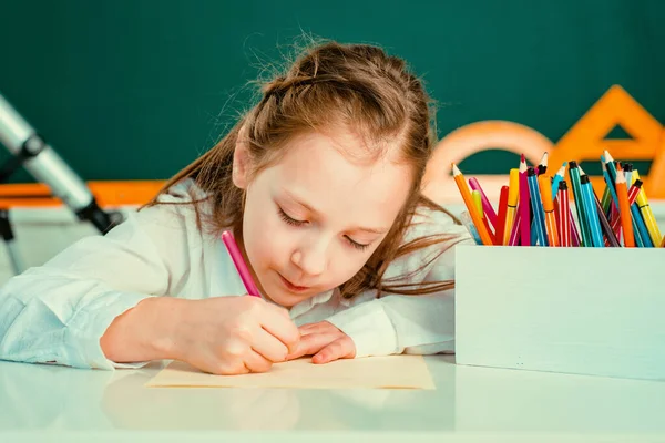 Close Retrato Criança Bonito Desenho Com Lápis Chalkboard Espaço Cópia — Fotografia de Stock