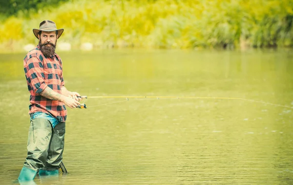 ブルータルヒップスター釣り 男性趣味 水の中の幸せな漁師 趣味スポーツ活動 趣味とレクリエーション 明るい髭の男釣りの肖像画 川で釣り トラウト ベイト とても大きいです — ストック写真