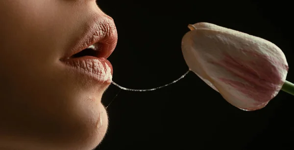 Seks Oralny Orgazm Seksowna Kobieta Kwiatami Dziewczyna Usta Tulipanami — Zdjęcie stockowe