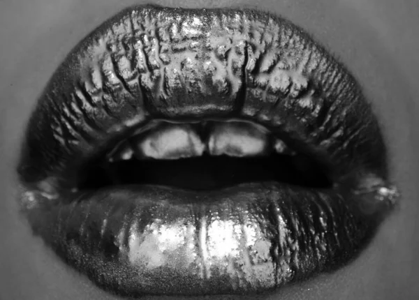 Gouden Lippenstift Close Lippen Met Metalen Make — Stockfoto