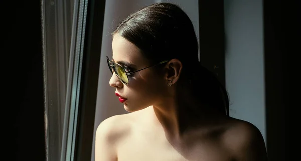 Glasögon Mode Stil Sensuell Kvinna Med Solglasögon Vacker Kvinnlig Modell — Stockfoto