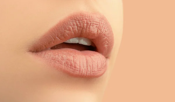 唇が気になる 美容化粧品 リップバーム衛生的な口紅 — ストック写真