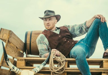 Şapka takan çiftçi kovboy. Batı hayatı. Amerikan erkek portresi. Çiftlikte ya da çiftlikte çiftlik sahibi. Erkekler eski moda, eski moda, vahşi erkek model.