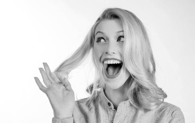 Beyaz arka planda komik saç stili, göz alıcı makyaj ve saç stili olan güzel ve seksi bir kadının portresi.