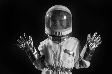 Miğferli ve koruyucu uzay giysili küçük astronot portresi. Uzay kaskıyla oynayan çocuk, küçük astronot ya da uzay adamı