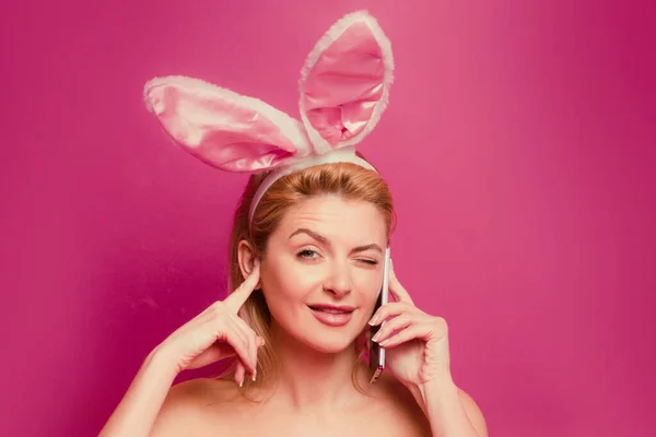 Feliz Pascua Mujer Joven Divertida Hablando Por Teléfono Hermosa Conejita —  Fotos de Stock