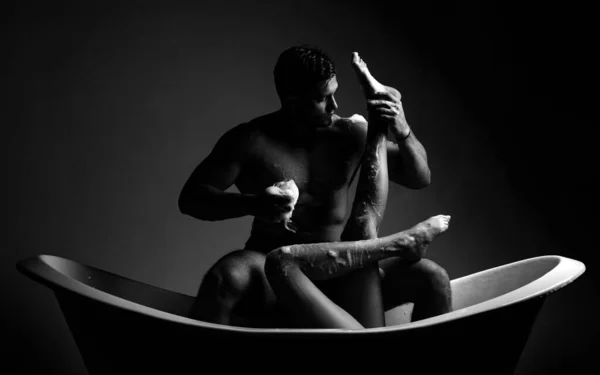 Çıplak Vücuda Dokunmak Seksi Çift Banyo Borusu Küvette Yıkanan Genç — Stok fotoğraf
