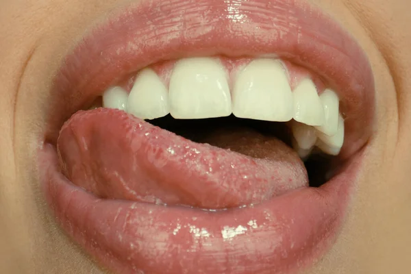 Opieka Stomatologiczna Zdrowe Zęby Uśmiech Białe Zęby Ustach Zbliżenie Uśmiechu — Zdjęcie stockowe