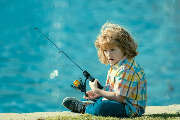 Criança Feliz Pesca Lago Rapaz Com Spinner Rio Conceito Pesca — Fotografia de Stock