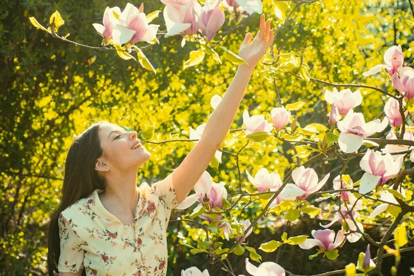 Jovencita Sobre Fondo Flores Primavera Magnolia — Foto de Stock