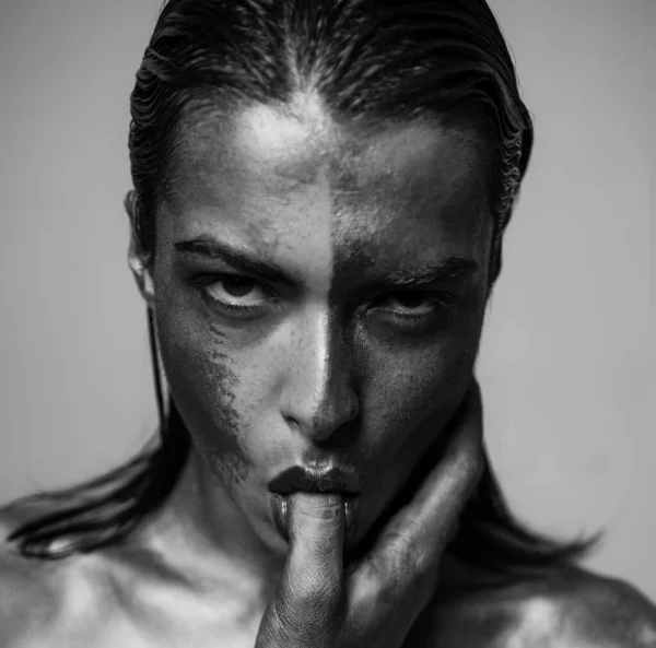 Oral Seks Zevki Altın Ten Yüzü Metalleşmiş Seksi Kız Makyajı — Stok fotoğraf
