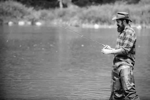 ひげを生やした漁師 釣りだ 完璧な週末だ 釣りの技術 晴れた日に活躍 いい利益だ 水中でひげを生やした魚 冒険だ 若い男は幸せ いい日だ — ストック写真
