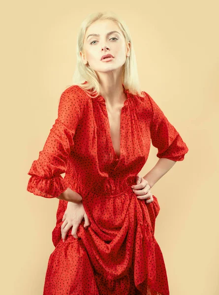 Sensuell Kvinna Röd Polkadotklänning Sexigt Kvinnligt Mode — Stockfoto