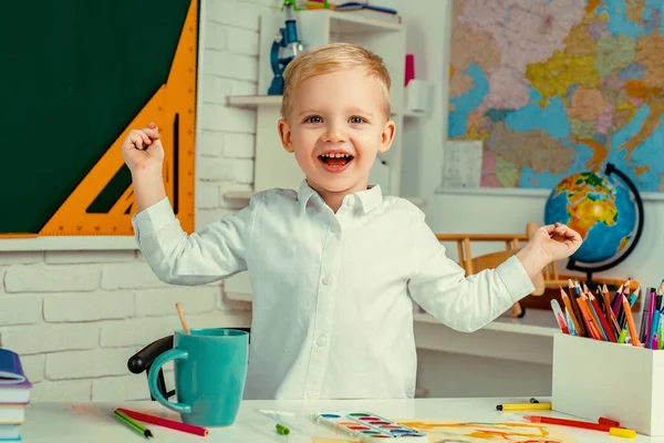 Szczęśliwy Chłopiec Klasie Przy Biurku Tablicą Zabawne Dzieciaki Szkoły Lekcjach — Zdjęcie stockowe