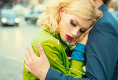 Birbirine aşık çiftler birbirini kucaklıyor.