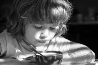 Çocukların beslenmesi. Küçük çocuk çorba içiyor. Çocuklar için sağlıklı yiyecekler. Organik ev yemeği.