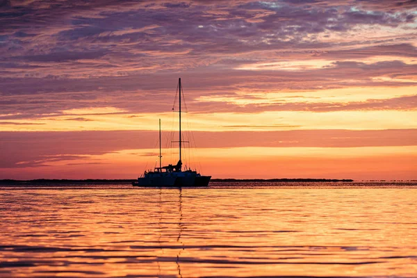 夏天的巡航游艇在海上航行 日落时的帆船远洋游艇航行 — 图库照片