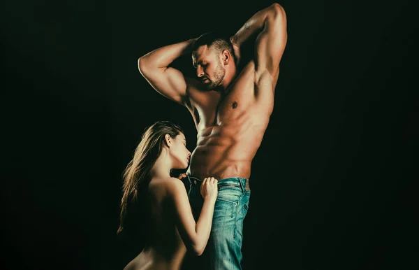若いセクシーなカップル 情熱的な裸の女性と男の下着のパンツでリラックスします — ストック写真