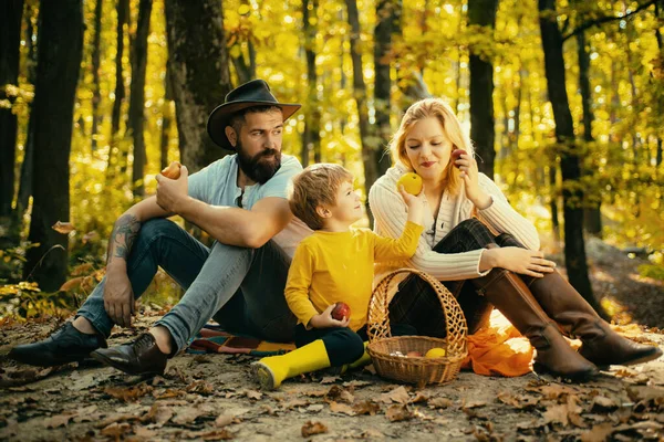 Lycklig Familj Tre Som Ligger Gräset Hösten Ung Familj Med — Stockfoto
