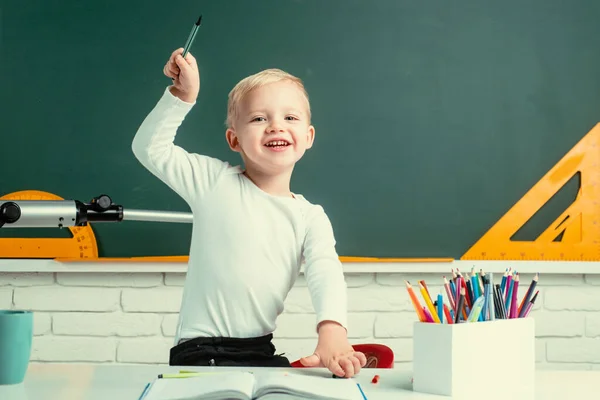 Vennlig Barn Klasserommet Ved Skrivebordet Talentfullt Barn Ungen Lærer Klassen – stockfoto