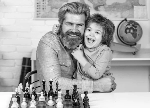父と息子が一緒にリラックス 先生は若い男の子をチェスで助けている 何世代も 家族の休日と友情 — ストック写真