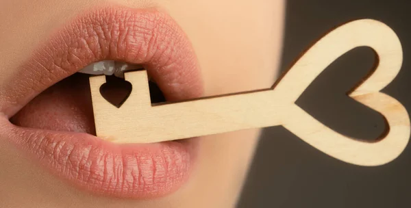 Schlüssel Zum Herzen Sexy Mund Geheimnis Der Liebe Sprachbarriere Und — Stockfoto