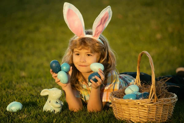 Дитячий Кролик Кролячими Вухами Дитячий Хлопчик Великодніми Яйцями Кошиком Траві — стокове фото