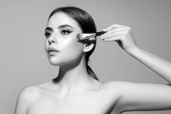 Makijaż Kosmetyki Kobieta Szczotką Makijażu Pielęgnacja Skóry Wizerunek Zabiegi Kosmetyczne — Zdjęcie stockowe