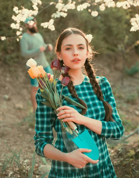 Garota Bonita Jardineiro Com Flores Menina Engraçada Relaxar Atividades Livre — Fotografia de Stock