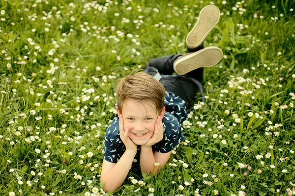Eenheid Met Natuurconcept Kind Liggend Gras Achtergrond Schattige Jongen Genieten — Stockfoto