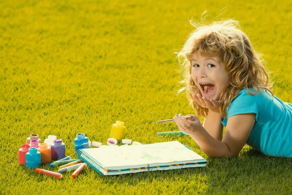 아이들의 아이들은 뒷마당이나 공원에서 장그리기를 즐기고 있습니다 밖에서 연필로 그림을 — 스톡 사진