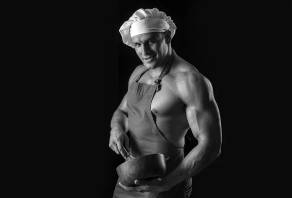 エプロンでセクシーな料理人 黒を背景にした筋肉の男 スポーツダイエット — ストック写真
