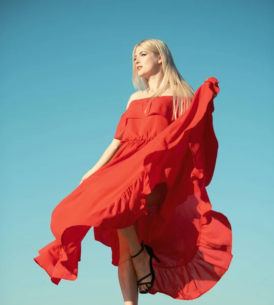 Kvinna Röd Klänning Rörelse Himlen Kvinnlig Modell Mode Klänning Utomhus — Stockfoto