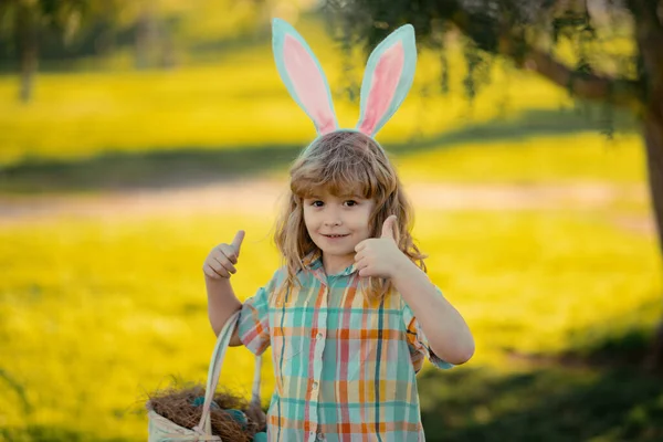 Veselé Velikonoce Chlapec Loví Velikonoční Vajíčka Roztomilé Dítě Králičím Kostýmu — Stock fotografie