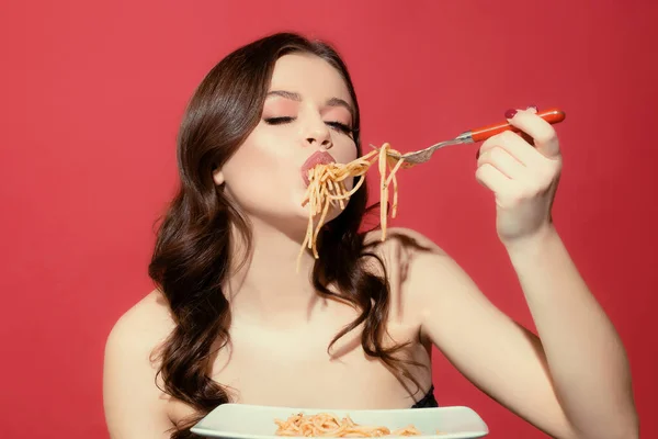性感女人吃美味的意大利面 来自意大利的食物 意大利面 意大利菜的概念 健康菜单 — 图库照片