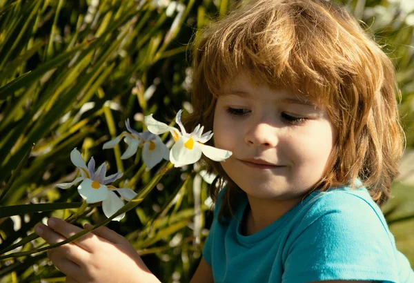 Happy Childhood Spring Kid Allergie Sniffs Blooming Flower Cute Child — Stock Photo, Image