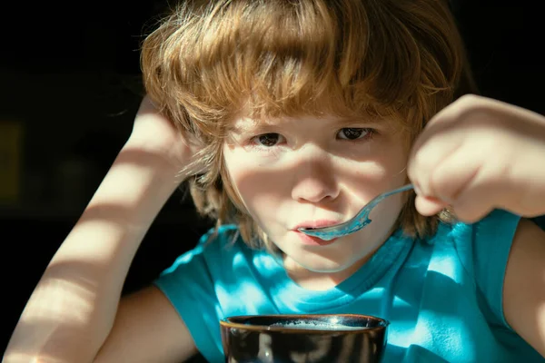 Comida Casa Para Crianças Rapaz Come Sopa Nutrição Saudável Para — Fotografia de Stock