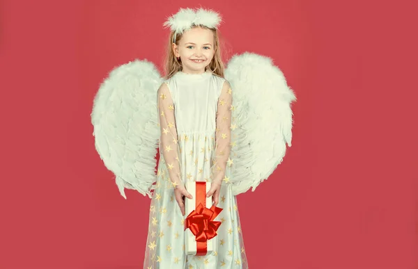 バレンタインデー 天からの天使の子供はあなたに贈り物を与えます 天使の羽を持つ白いドレスの小さな天使の女の子が孤立した背景に 可愛くてかわいい女の子天使 — ストック写真