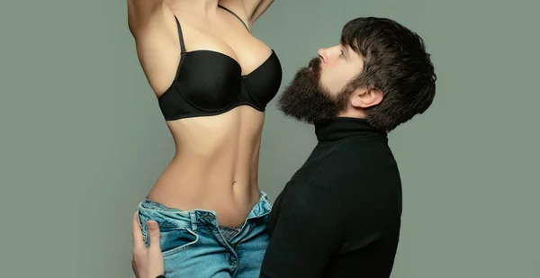 ハンサムな髭の男が女性の体に触れ 彼女の美しいおっぱいを楽しんでいます セックスの前に前戯 熱いです女の子とともに大自然おっぱい身に着けています黒Bralette — ストック写真