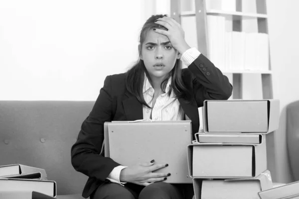 Jovem Empresária Ocupada Com Muitas Pastas Documentos Menina Secretária Frustração — Fotografia de Stock