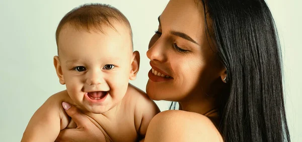 Feliz Madre Familia Jugando Con Bebé Recién Nacido Feliz Cara —  Fotos de Stock