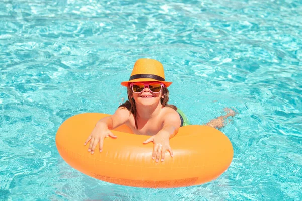 Letní Dovolená Tropické Mořské Vodě Děti Plavou Bazénu Vodní Sporty — Stock fotografie