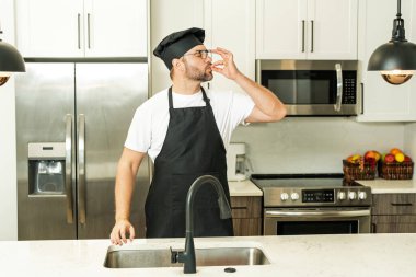 Aşçı yamağı, fırıncı. Mükemmel yemek alametleri olan aşçı adamlar. Aşçı adam yemek yapıyor. Lezzet işareti yapıyor. Şef, aşçı parmaklarını öperek lezzetli bir jest yapıyor. Aşçılar şapka ve önlükle yemek pişirir.