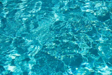 Su altyapısı. Mavi su, dalgalar ve röfleler. Su yüzeyinin dokusu ve fayanslı alt