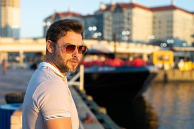 Şehirde kendine güvenen yakışıklı bir adamın portresi. Modern büyük Amerikan şehrinde kendine güvenen bir adamın portresi. Şık bir Lambersex modeli. Polo giymiş seksi bir adam. Moda erkeği Tampa 'da sokakta poz veriyor.